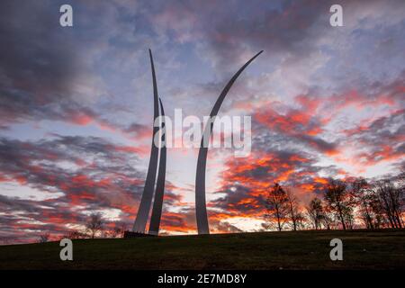 Il cielo sembra essere sul fuoco mentre il sole tramonta sul memoriale dell'aeronautica degli Stati Uniti in Arlington, Virginia. Il memoriale onora il servizio di Th Foto Stock