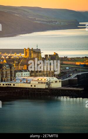 Vista dalla collina Constitution di Aberystwyth. Una città costiera di Ceredigion Mid Wales. Ben noto per i tramonti incredibili e le tempeste del regno unito. Foto Stock
