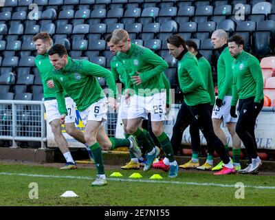 Tannadice Park, Dundee, Regno Unito. 30 gennaio 2021. Scottish Premiership Football, Dundee United contro Hibernian; i giocatori di Hibs si riscaldano prima di partire Credit: Action Plus Sports/Alamy Live News Foto Stock