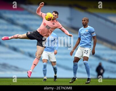 Oliver Burke di Sheffield United (a sinistra) e Fernandinho di Manchester City (a destra) prima della partita della Premier League all'Etihad Stadium di Manchester. Data immagine: Sabato 30 gennaio 2021. Foto PA. Guarda la storia di calcio della PA Man City. Il credito fotografico dovrebbe essere: Michael Regan/PA Wire Foto Stock