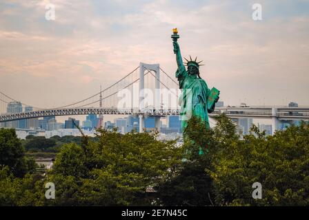 Odaiba Statua della libertà Replica, e il Rainbow Bridge, Tokyo, Giappone Foto Stock