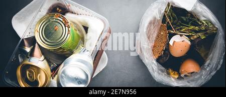 Alimenti biologici rifiuti in un secchio, ripresa dall'alto. Rifiuti Zero, riciclare rifiuti Nozione di smistamento - vista superiore delle bucce e avanzi di frutta e verdura Foto Stock