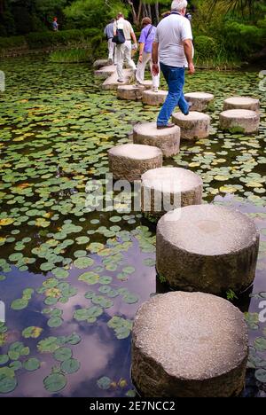 Persone che camminano su pietre su un laghetto. Ginkaku-ji, (Tempio del Padiglione d'Argento), Kyoto, Giappone Foto Stock