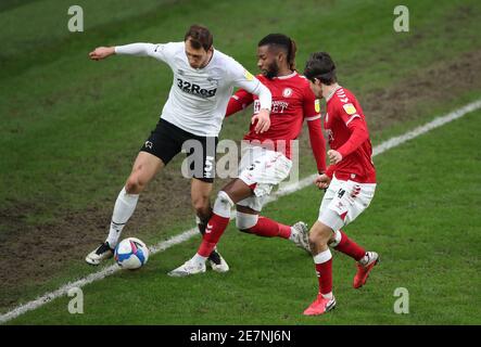 Il Krystian Bielik della contea di Derby (a sinistra) viene sfidato dal Kasey Palmer della città di Bristol durante la partita del campionato Sky Bet al Pride Park Stadium, Derby. Data immagine: Sabato 30 gennaio 2021. Foto Stock