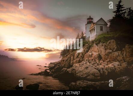 Il porto basso luce di testa segna la costa del Maine vicino al Parco Nazionale di Acadia. Foto Stock