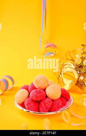 castagnole e Tinsel al forno. Dolci tradizionali durante il carnevale in italia. Street food, biscotti rotondi con zucchero per il carnevale di Venezia. Spazio di copia. Foto Stock