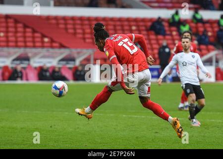 NOTTINGHAM, INGHILTERRA. 30 GENNAIO Gaetan Bong (13) di Nottingham Forest spara in goal durante la partita del campionato Sky Bet tra Nottingham Forest e Barnsley al City Ground, Nottingham sabato 30 gennaio 2021. (Credit: Jon Hobley | MI News) Credit: MI News & Sport /Alamy Live News Foto Stock