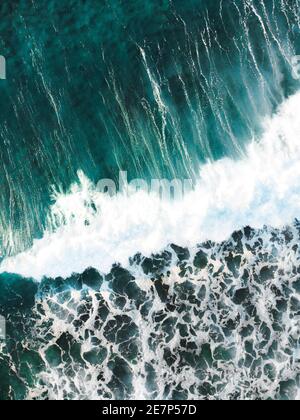 Vista aerea del drone dell'oceano tempestoso. Onde di surf Foto Stock