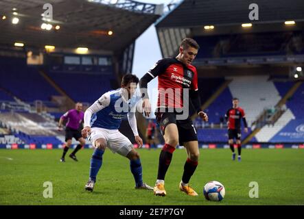 Il Viktor Gyokeres di Coventry City (a destra) e il Maxime Colin di Birmingham City durante la partita del campionato Sky Bet al St. Andrew's Trillion Trophy Stadium di Birmingham. Data immagine: Sabato 30 gennaio 2021. Foto Stock