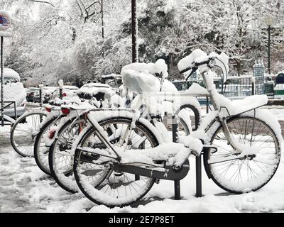 Biciclette parigine coperte di neve Foto Stock