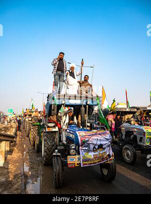 un numero enorme di trattori con bandiera indiana che va per il raduno di trattori durante la protesta degli agricoltori al confine di tikri, delhi, india. Foto Stock