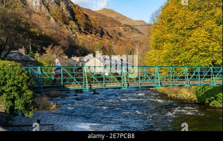 Il fiume Glaslyn, che scorre attraverso Beddgelert, Gwynedd, Galles del Nord. Immagine scattata nel novembre 2019. Foto Stock