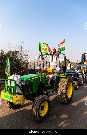 un numero enorme di trattori con bandiera indiana che va per il raduno di trattori durante la protesta degli agricoltori al confine di tikri, delhi, india. Foto Stock