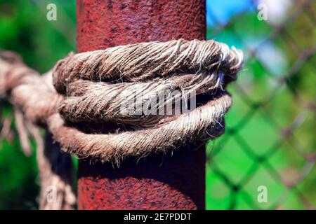 Corda avvolta intorno ad una barra arrugginita , immagine macro Foto Stock