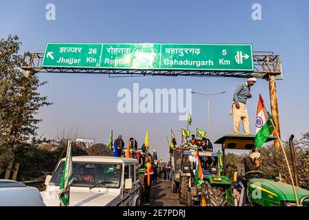 un numero enorme di trattori con bandiera indiana che va per il raduno di trattori durante la protesta degli agricoltori al confine di tikri, delhi, india. Foto Stock