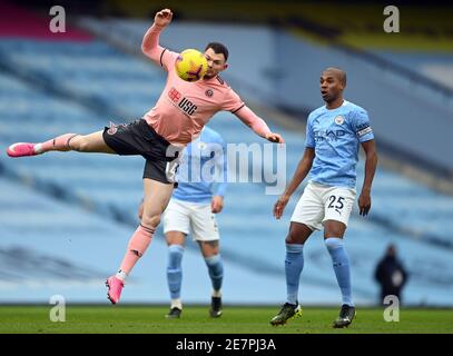 RITRASMETTERE CORREZIONE, TITOLO, DATA E NOME DELL'OGGETTO: Oliver Burke di Sheffield United (a sinistra) e Fernandinho di Manchester City (a destra) prima della partita della Premier League all'Etihad Stadium di Manchester. Data immagine: Sabato 30 gennaio 2021. Foto Stock