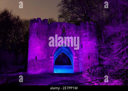Roundhay Park Castello di notte con luce colorata aggiunta da una torcia rgb. Foto Stock