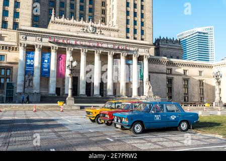 Varsavia, Polonia - 08 febbraio 2020: Fiat 125p i126p mostra di auto classiche. Vetture dell'era PRL. Grande Fiat in taxi. Vecchie auto in mostra Foto Stock