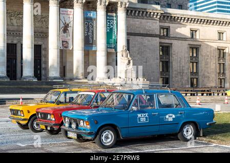 Varsavia, Polonia - 08 febbraio 2020: Fiat 125p i126p mostra di auto classiche. Vetture dell'era PRL. Grande Fiat in taxi. Vecchie auto in mostra Foto Stock