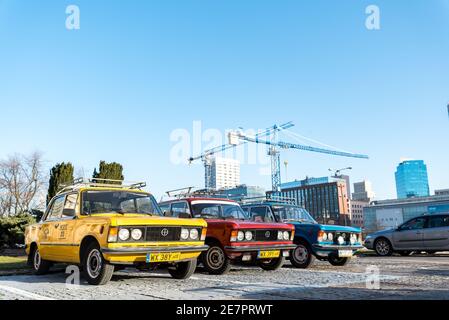 Varsavia, Polonia - 08 febbraio 2020: Fiat 125p i126p mostra di auto classiche. Vetture dell'era PRL. Grande Fiat in taxi. Vecchie auto in mostra Foto Stock