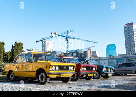 Varsavia, Polonia - 08 febbraio 2020: Fiat 125p i126p mostra di auto classiche. Vetture dell'era PRL. Grande Fiat in taxi. Vecchie auto in mostra Foto Stock