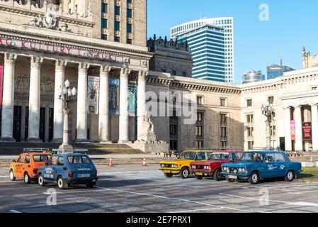 Varsavia, Polonia - 08 febbraio 2020: Fiat 125p i126p mostra di auto classiche. Vetture dell'era PRL. Grande Fiat in taxi. Vecchie auto in mostra Foto Stock