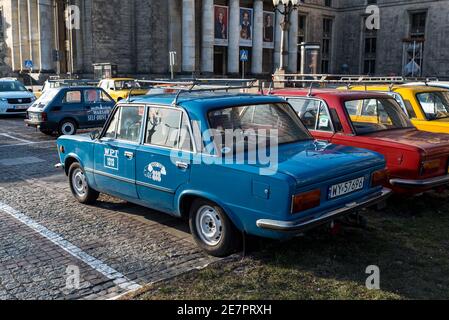 Varsavia, Polonia - 08 febbraio 2020: Fiat 125p i126p mostra di auto classiche. Vetture dell'era PRL. Grande Fiat in taxi. Vecchie auto in mostra Foto Stock