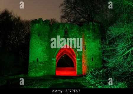 Roundhay Park Castello di notte con luce colorata aggiunta da una torcia rgb. Foto Stock