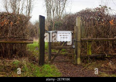 Vista di un cartello di accesso non pubblico fissato ad un ingresso recintato di un sito educativo al Wat Tyler Country Park, Pitsea, Basildon, Essex, Gran Bretagna, 2021 Foto Stock