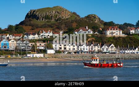 Nicola Faith barca da pesca che viaggia lungo il fiume Conwy, con Deganwy sullo sfondo. Preso in ottobre 2019. Foto Stock