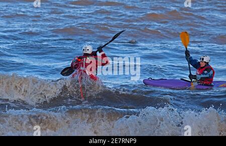 Portobello, Edimburgo, Scozia, Regno Unito. 30 gennaio 2021. Pomeriggio luminoso e freddo al mare. Nella foto: Kayakers maschili e femminili nel Frisky Firth of Forth. Foto Stock