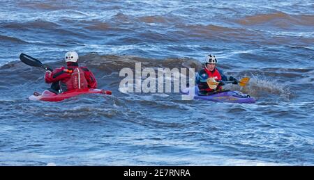 Portobello, Edimburgo, Scozia, Regno Unito. 30 gennaio 2021. Pomeriggio luminoso e freddo al mare. Nella foto: Kayakers maschili e femminili nel Frisky Firth of Forth. Foto Stock