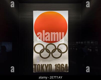 tokyo, giappone - gennaio 15 2020: Vecchio poster adornato con i cinque anelli dei Giochi Olimpici e il simbolo del sole hinomaru che sorge durante il Tokyo 1964 Foto Stock