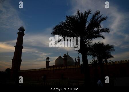 Una vista mozzafiato e attraente delle nuvole che si ergono sopra Il cielo sopra la storica Moschea Badshahi durante il tramonto a Lahore Foto Stock