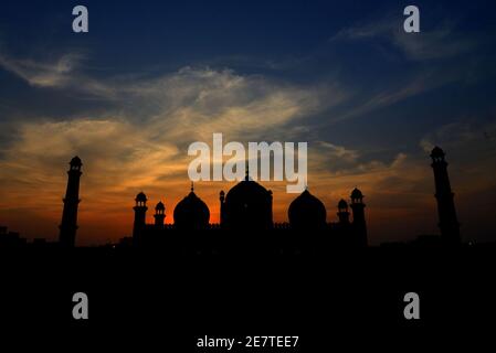 Una vista mozzafiato e attraente delle nuvole che si ergono sopra Il cielo sopra la storica Moschea Badshahi durante il tramonto a Lahore Foto Stock