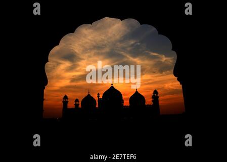 Una vista mozzafiato e attraente delle nuvole che si ergono sopra Il cielo sopra la storica Moschea Badshahi durante il tramonto a Lahore Foto Stock