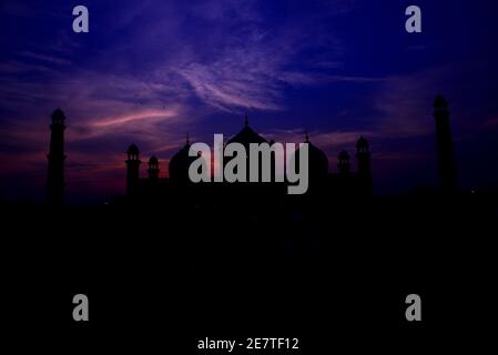 Una vista mozzafiato e attraente delle nuvole che si ergono sopra Il cielo sopra la storica Moschea Badshahi durante il tramonto a Lahore Foto Stock