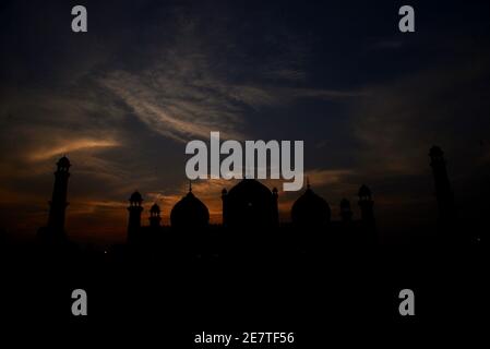 Una vista mozzafiato e attraente delle nuvole che si ergono sopra Il cielo sopra la storica Moschea Badshahi durante il tramonto a Lahore Foto Stock