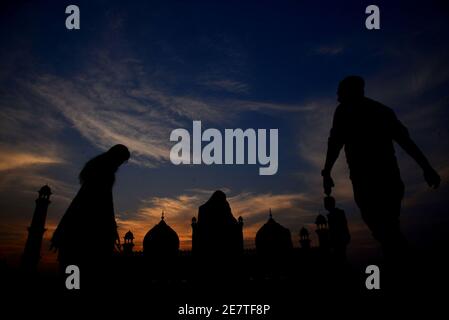 Una vista mozzafiato e attraente delle nuvole che si ergono sopra Il cielo sopra la storica Moschea Badshahi durante il tramonto a Lahore Foto Stock