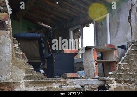 Casa in rovina con muro caduto. Vista interna di un ufficio rurale. Villaggio di San Vicente de Munilla. Foto Stock