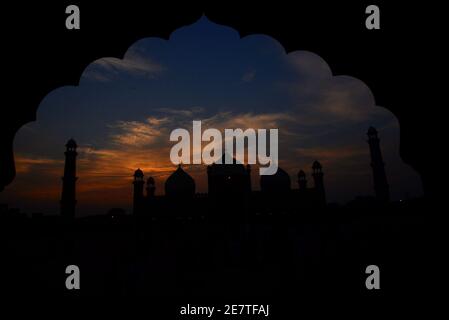 Una vista mozzafiato e attraente delle nuvole che si ergono sopra Il cielo sopra la storica Moschea Badshahi durante il tramonto a Lahore Foto Stock