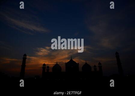 Una vista mozzafiato e attraente delle nuvole che si ergono sopra Il cielo sopra la storica Moschea Badshahi durante il tramonto a Lahore Foto Stock