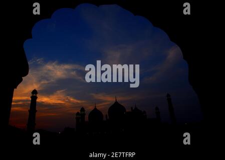 Una vista mozzafiato e attraente delle nuvole che si ergono sopra Il cielo sopra la storica Moschea Badshahi durante il tramonto a Lahore Foto Stock