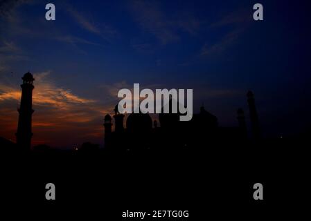 Una vista mozzafiato e attraente delle nuvole che si ergono sopra Il cielo sopra la storica Moschea Badshahi durante il tramonto a Lahore Foto Stock