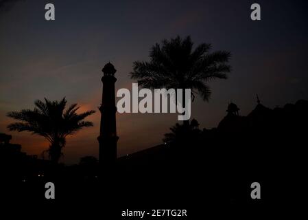 Una vista mozzafiato e attraente delle nuvole che si ergono sopra Il cielo sopra la storica Moschea Badshahi durante il tramonto a Lahore Foto Stock