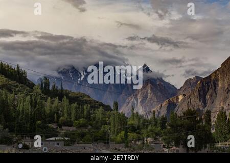 Passu coni picco vicino al lago Attabad Hunza Valley, Gilgit Baltistan Pakistan Foto Stock