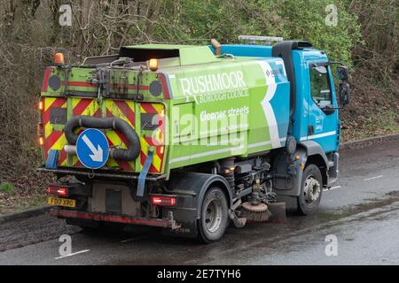 Spazzatrice stradale di proprietà di Rushmoor Borough Council pulizia strade in Hampshire, Regno Unito Foto Stock