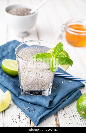 Bevanda energizzante messicana, Chia fresca fatta di acqua, semi, calce e dolcificato con miele su rustico sfondo di legno bianco Foto Stock