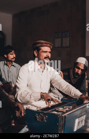 Musicisti folk pakistani che suonano dal vivo qawali al santuario di Baba Bulleh Shah Kasur, Punjab Foto Stock