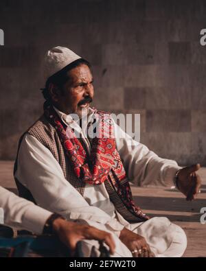 Musicisti folk pakistani che suonano dal vivo qawali al santuario di Baba Bulleh Shah Kasur, Punjab Foto Stock